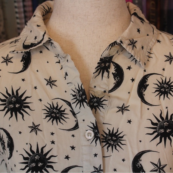 Hot Topic Off-White Celestial Button-Up Top - Picture 5 of 6